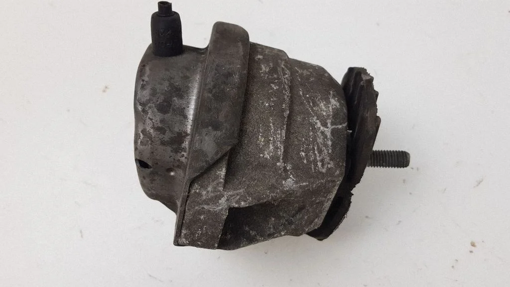 Engine mount bracket 6761092