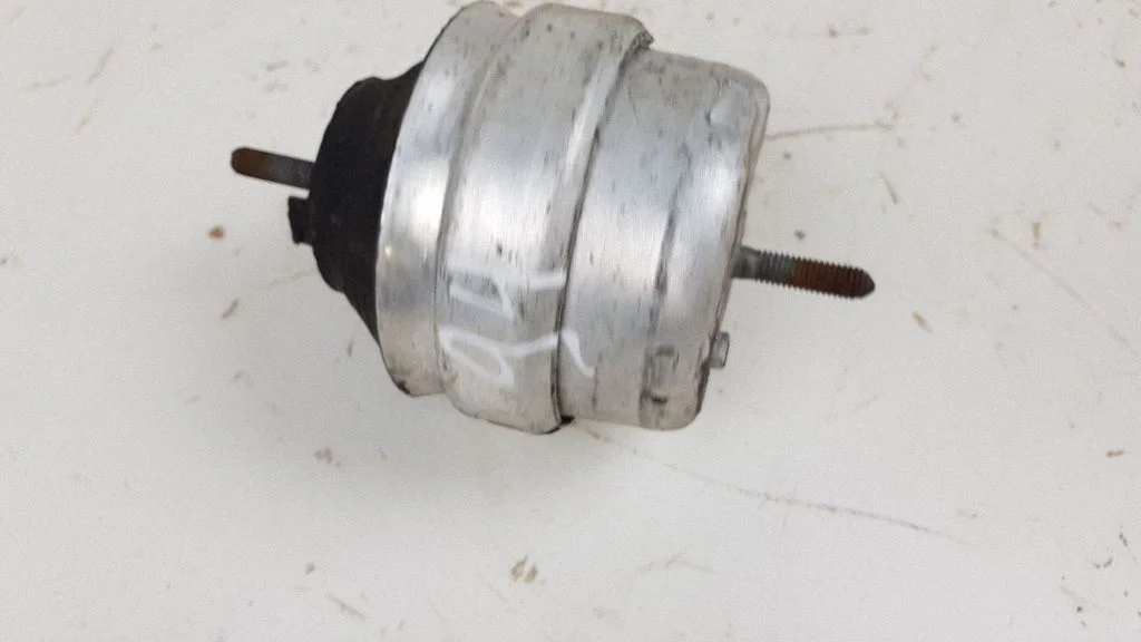 Dzinēja spilvens – Audi A4 S4 B5 8D (1999-2000)