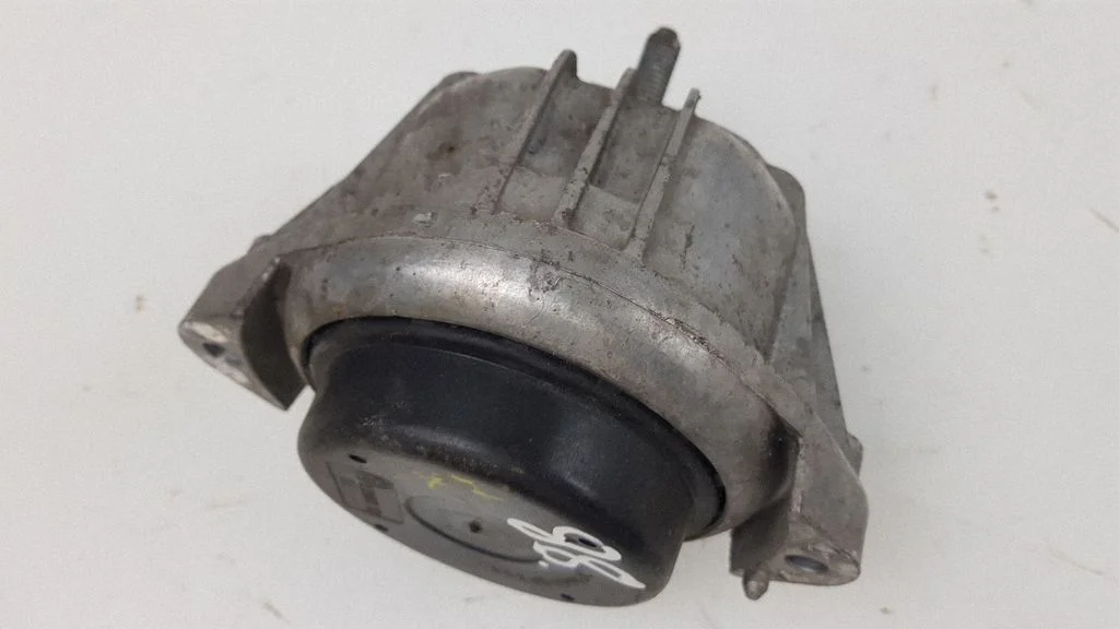 Engine mount bracket 13981112
