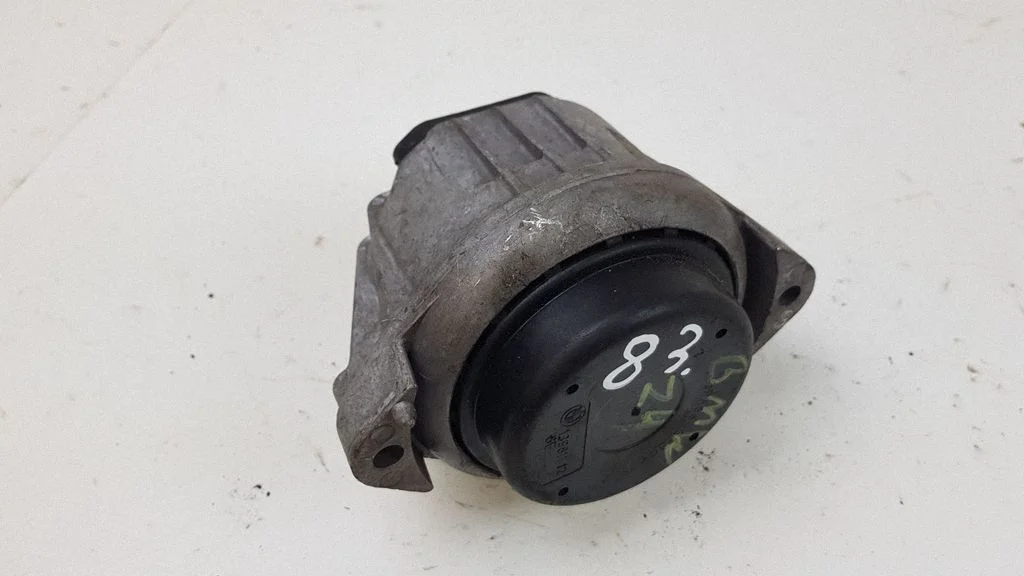 Engine mount bracket 13981112