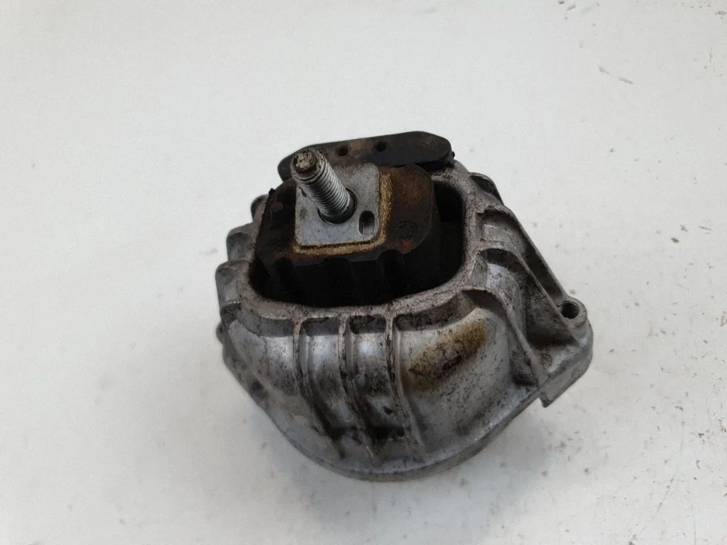 Engine mount bracket