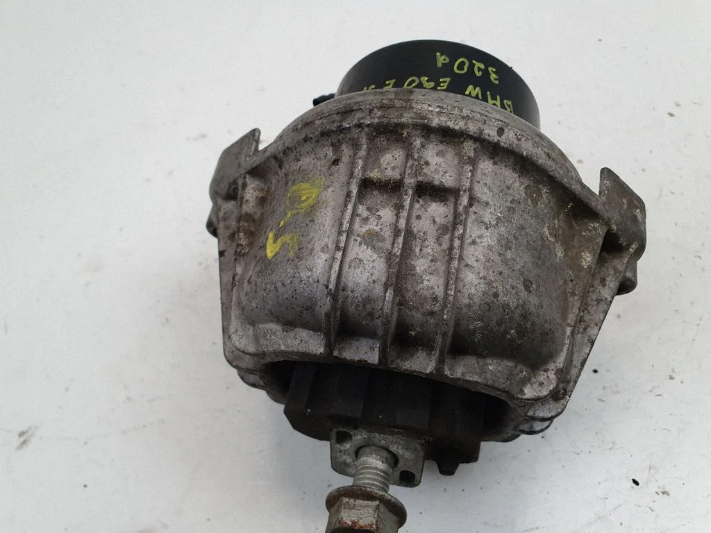 Engine mount bracket