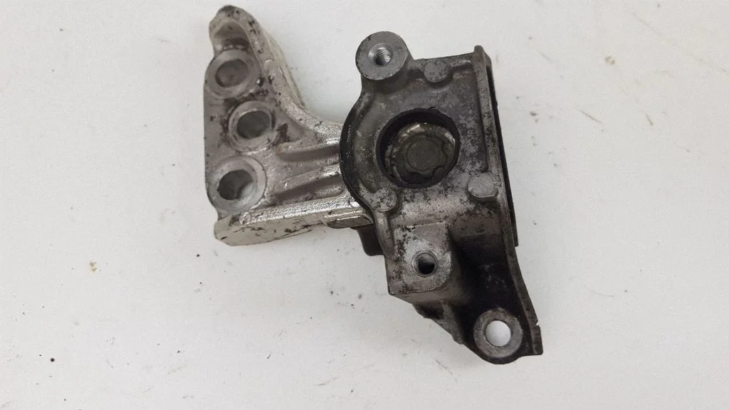 Engine mount bracket – Honda Civic (2006-2011)