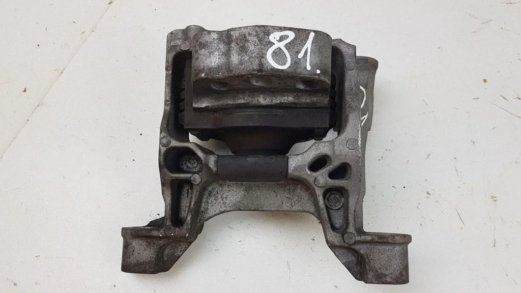 Engine mount bracket – front right