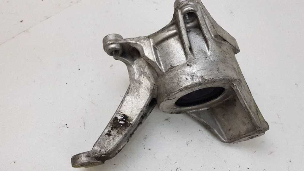 Engine mount bracket – Honda Civic (2006-2011)