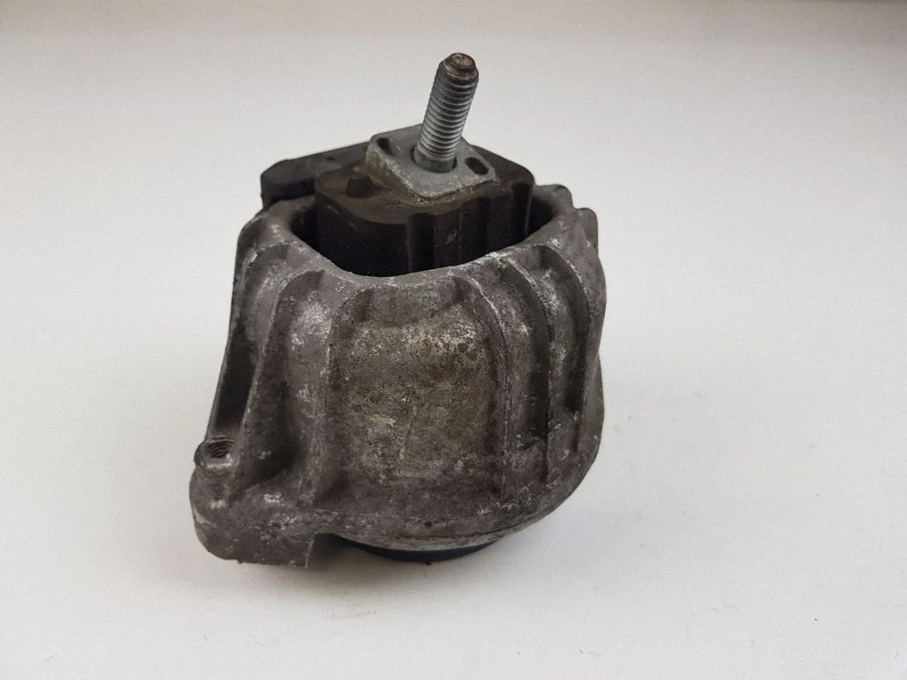 Engine mount bracket