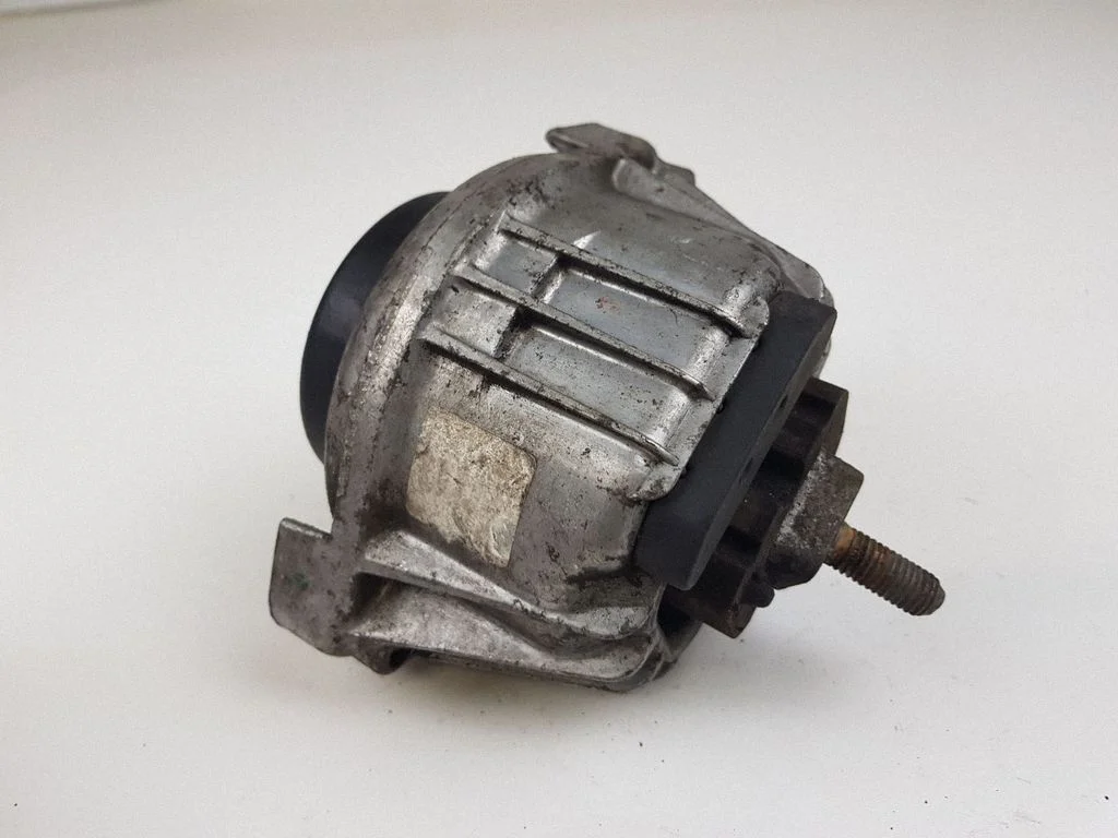 Engine mount bracket