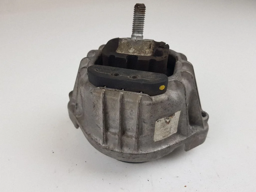 Engine mount bracket