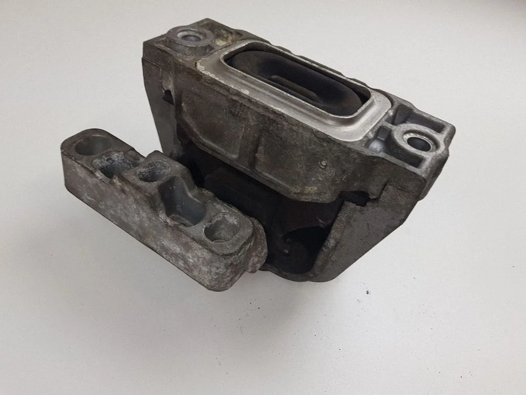 Engine mount bracket