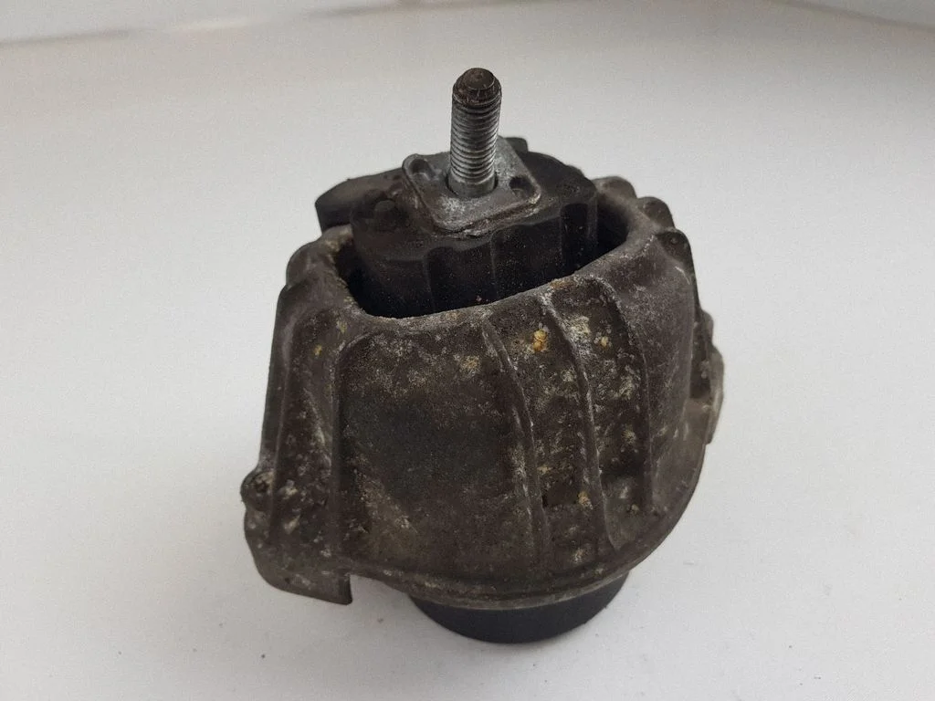 Engine mount bracket