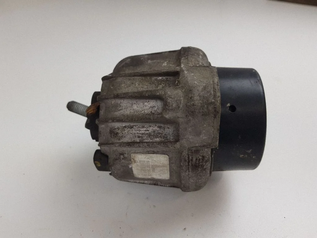 Engine mount bracket