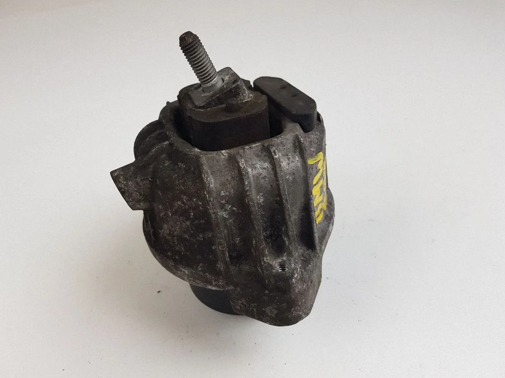 Engine mount bracket
