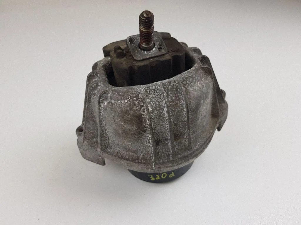Engine mount bracket