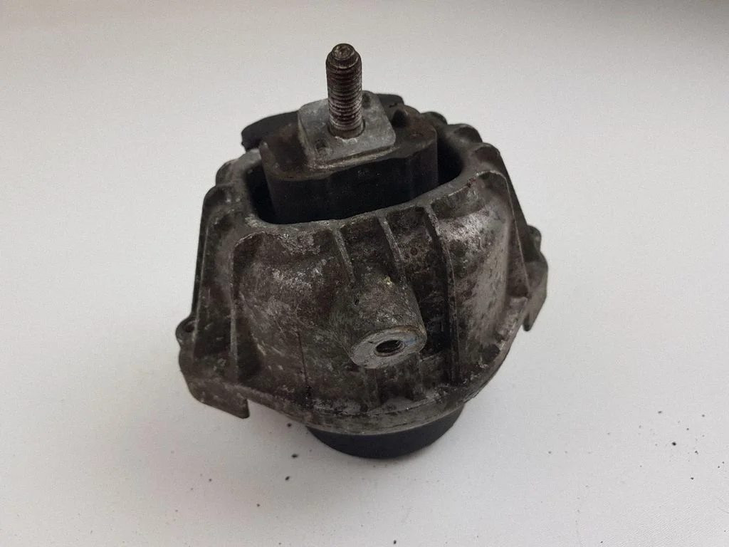 Engine mount bracket