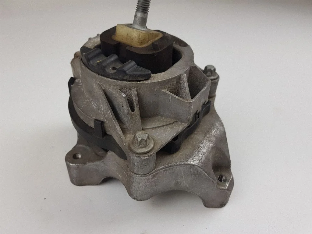 Engine mount bracket