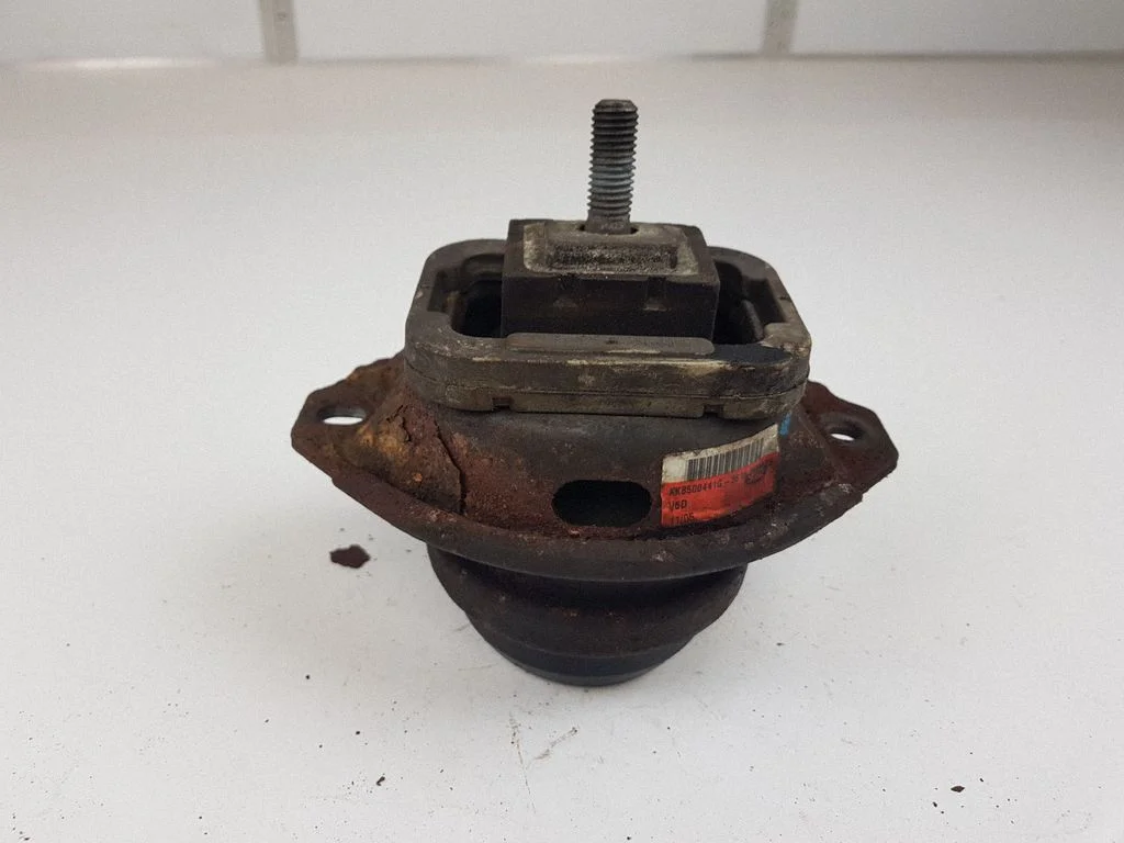 Engine mount bracket