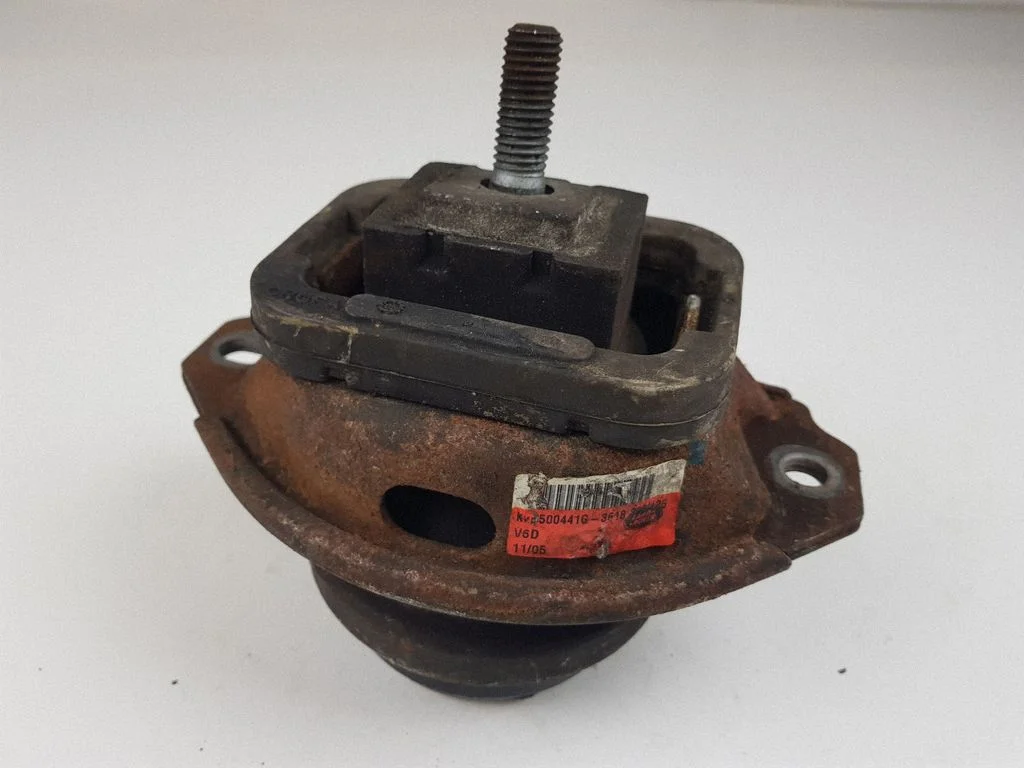 Engine mount bracket