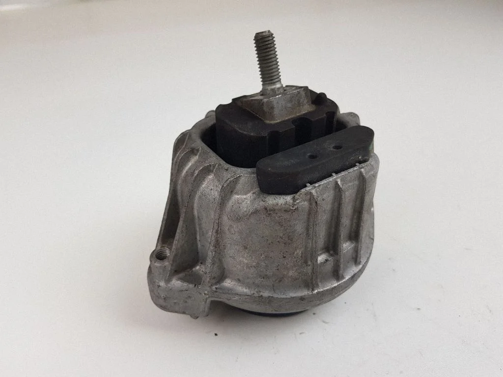 Engine mount bracket