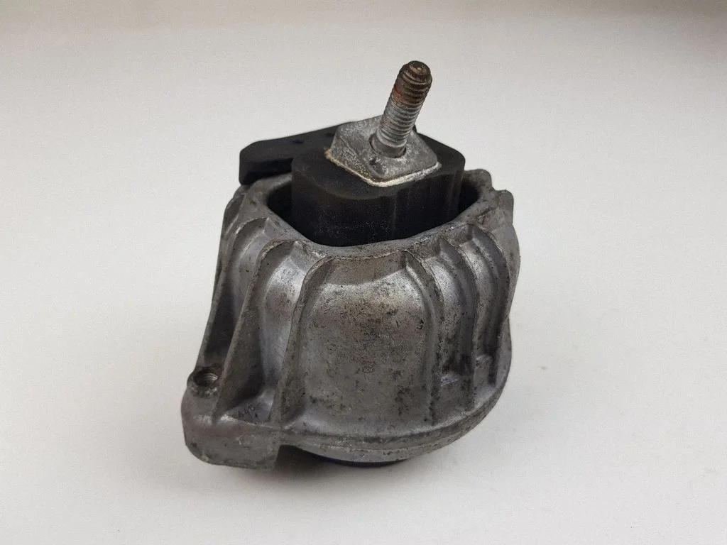 Engine mount bracket