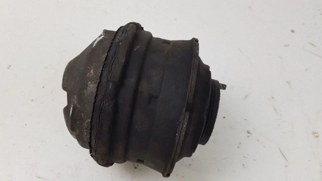 Engine mount bracket – Mercedes-Benz S-Class W220 (1998-2006)
