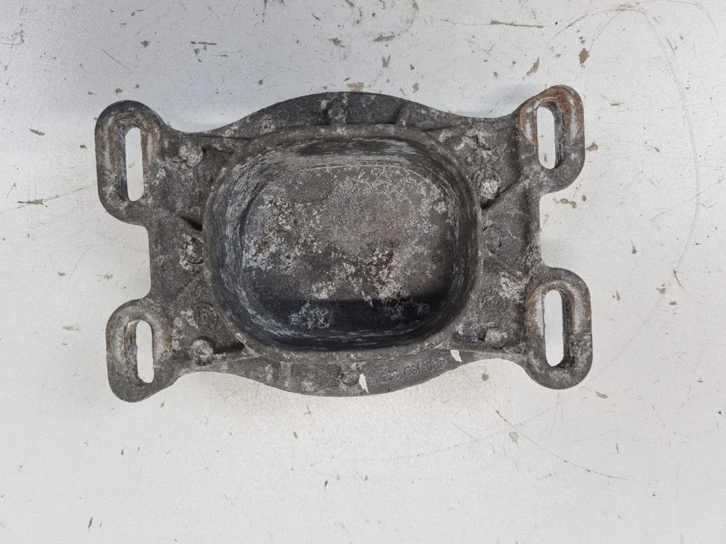 Engine mounting bracket