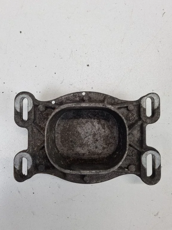 Engine mounting bracket