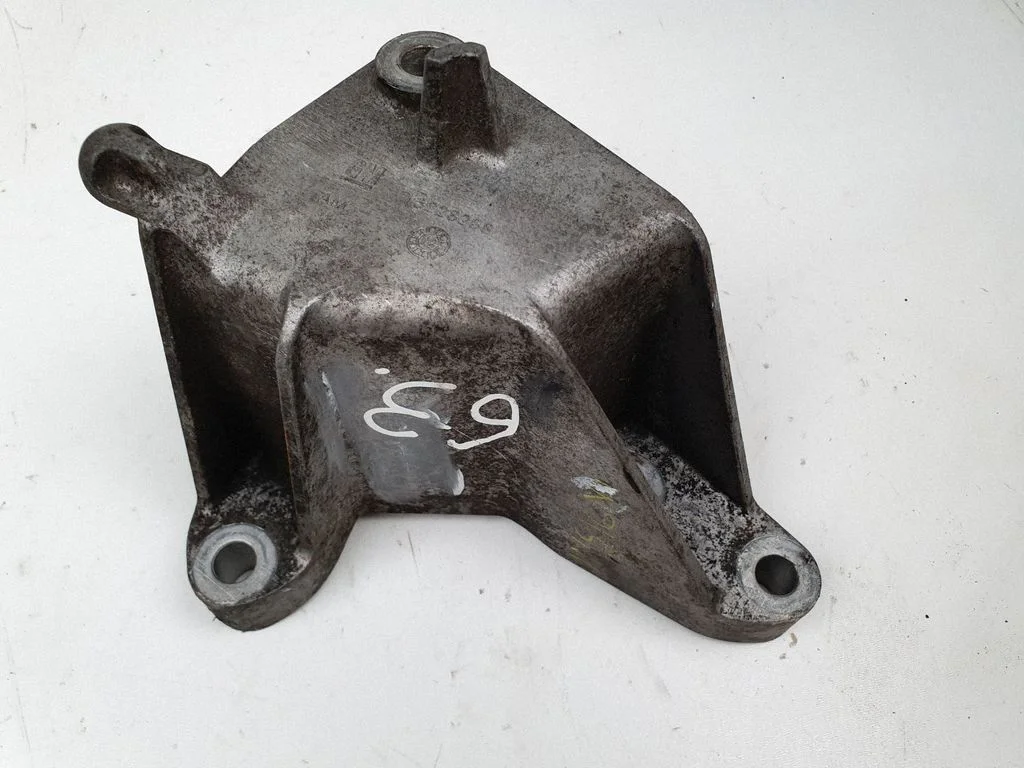 Engine mounting bracket – Opel Insignia A (2008-2017)