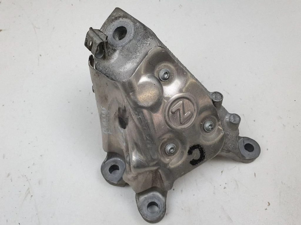 Engine mounting bracket