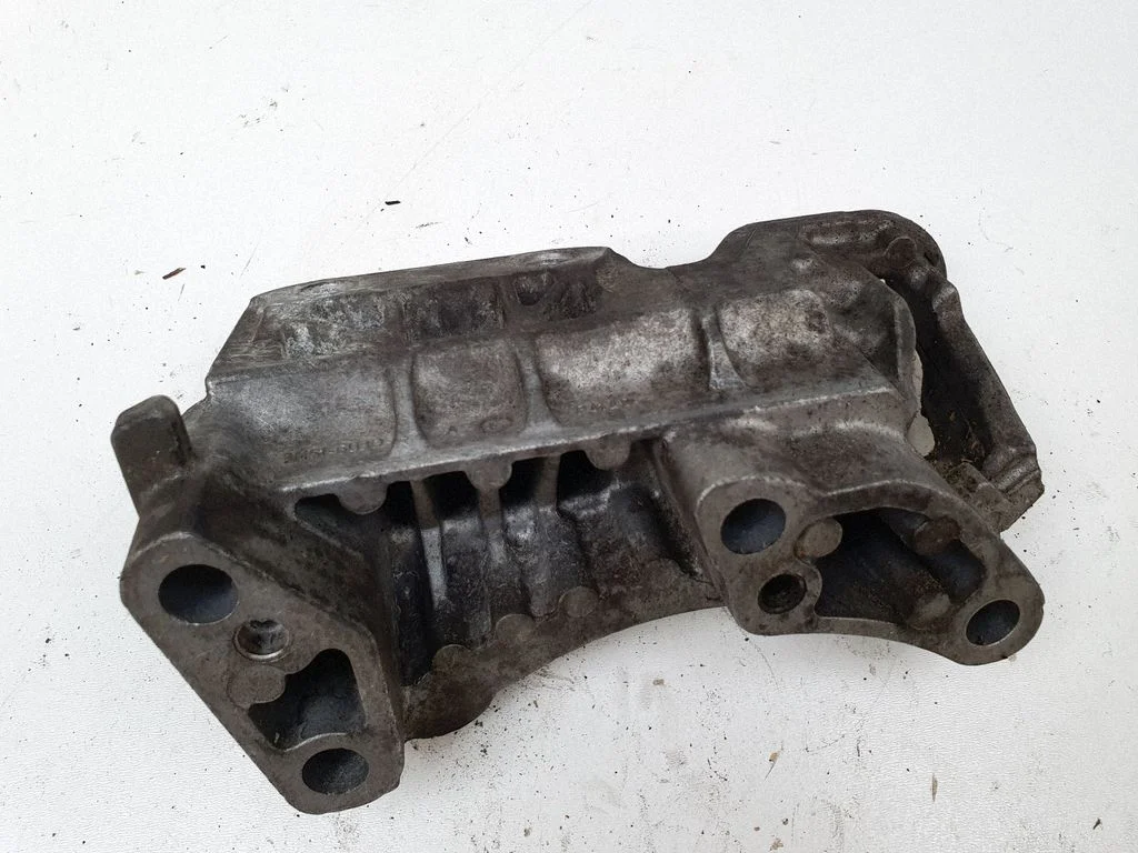 Engine mounting bracket – Ford Focus C-MAX (2003-2010)