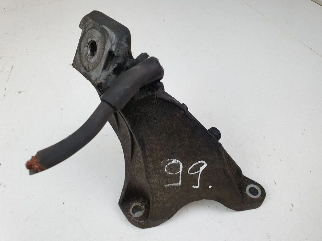 Engine mounting bracket