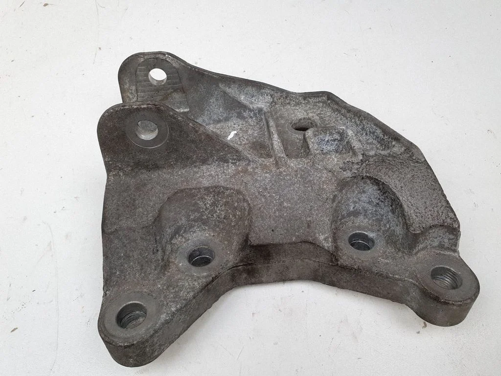 Engine mounting bracket
