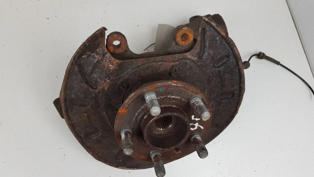 Rear wheel hub spindle/knuckle – rear right