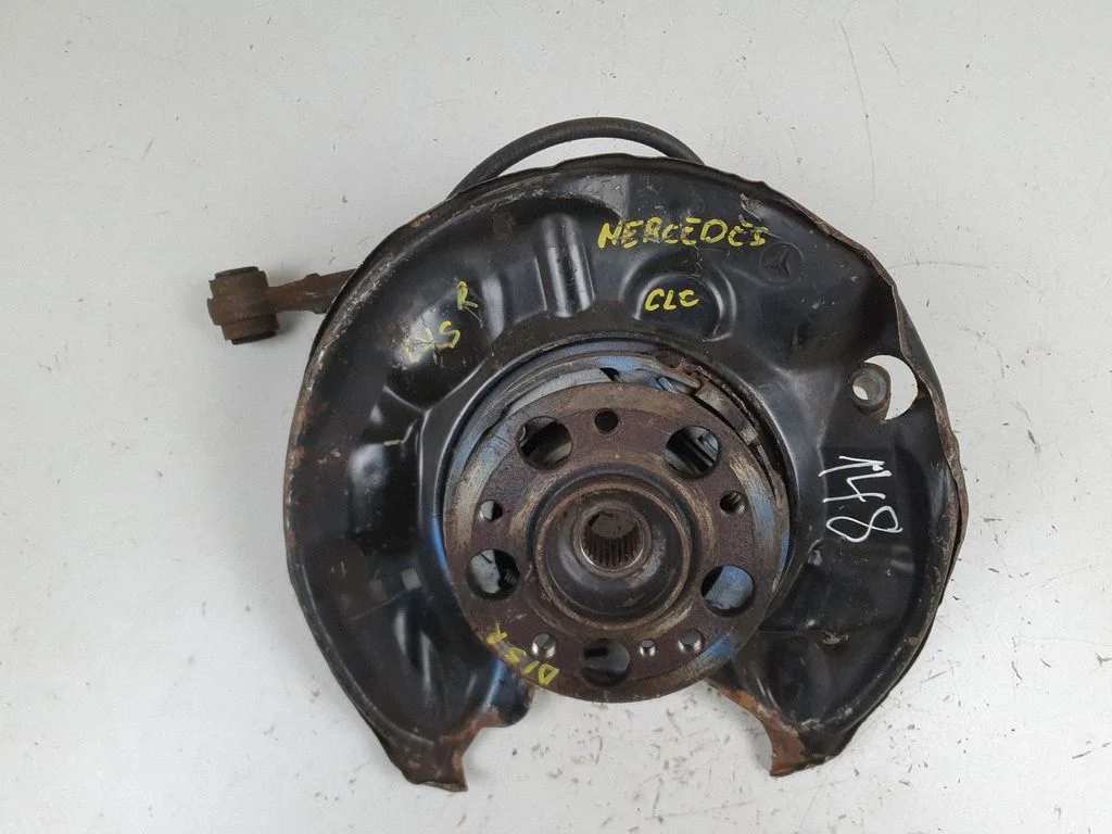 Rear wheel hub spindle/knuckle 2030405