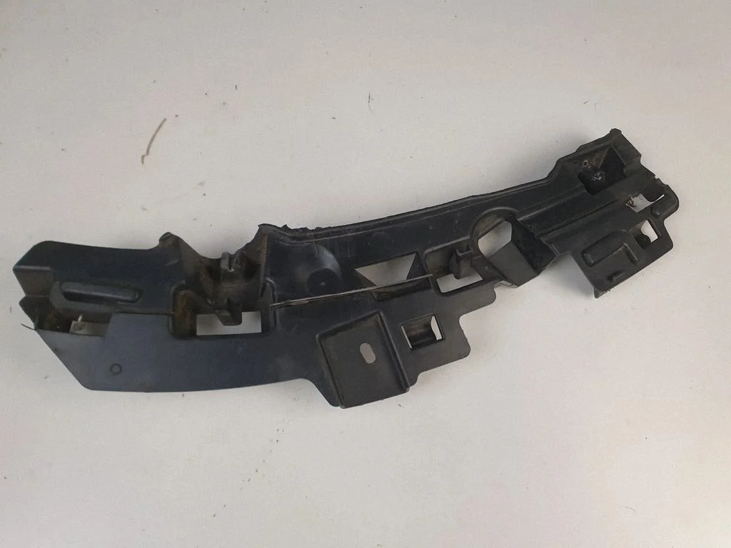 Front bumper mounting bracket 620357197R