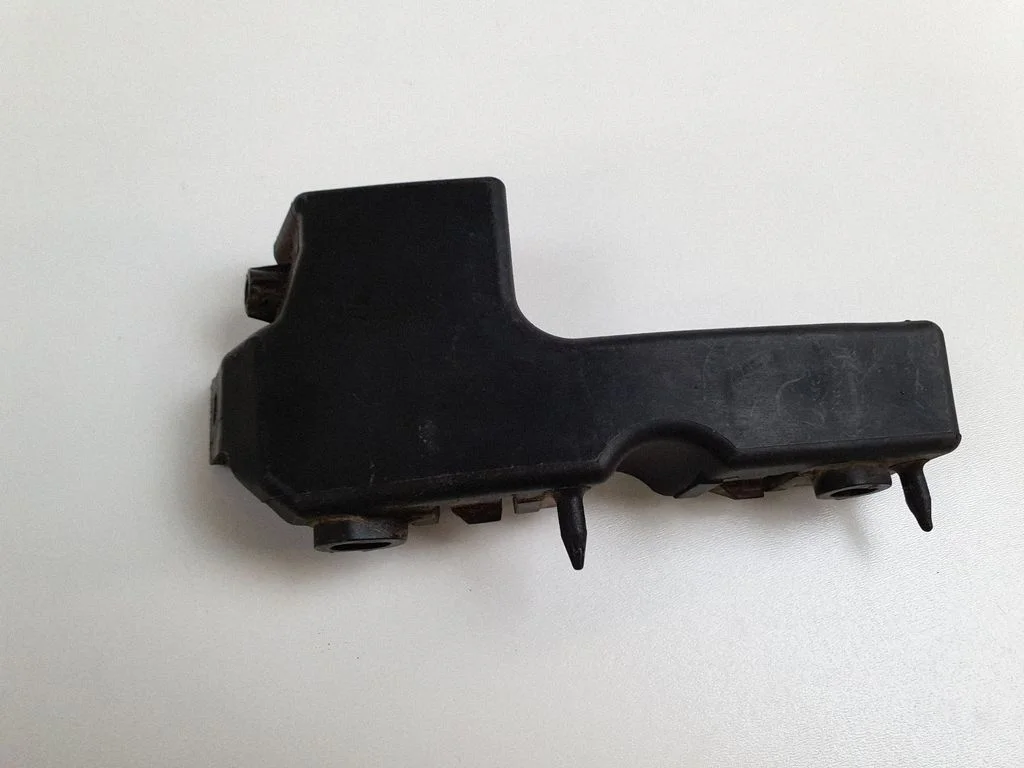 Esistange kinnitusklamber 8L0807284