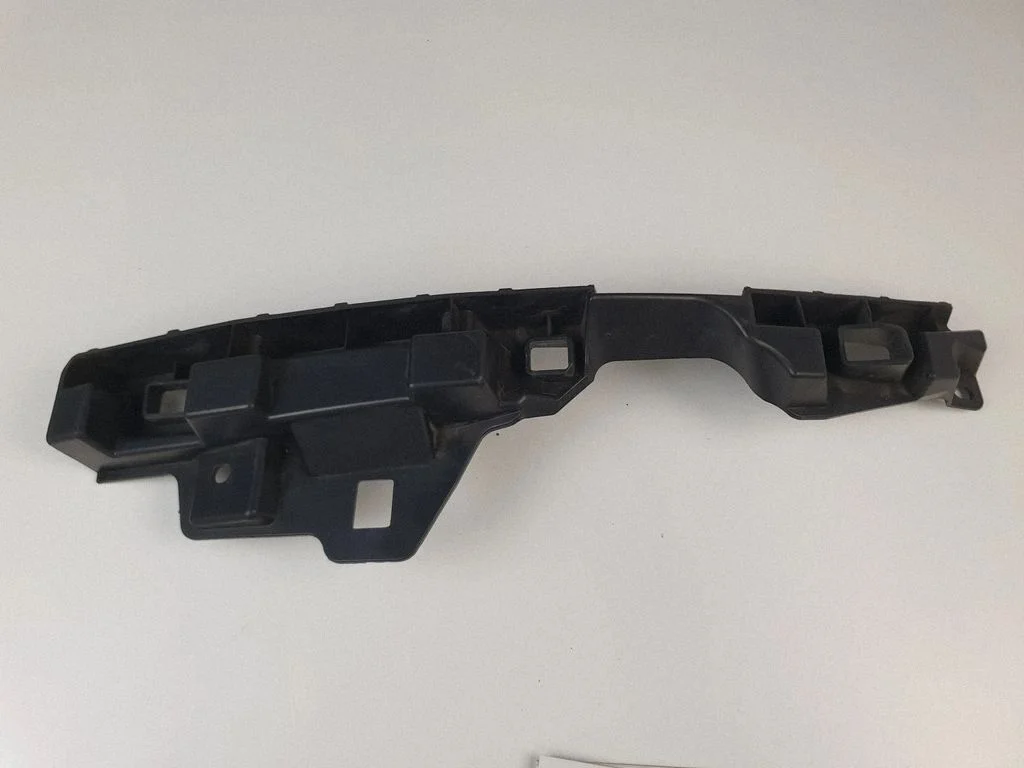 Priekšējā bampera turētājs 622216413R