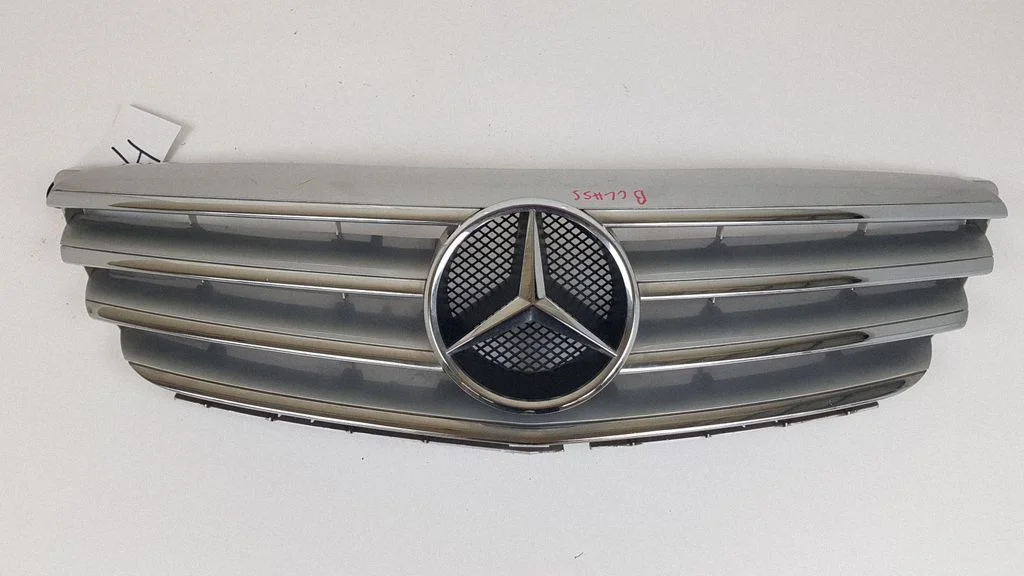 Front bumper upper radiator grill A1698800783