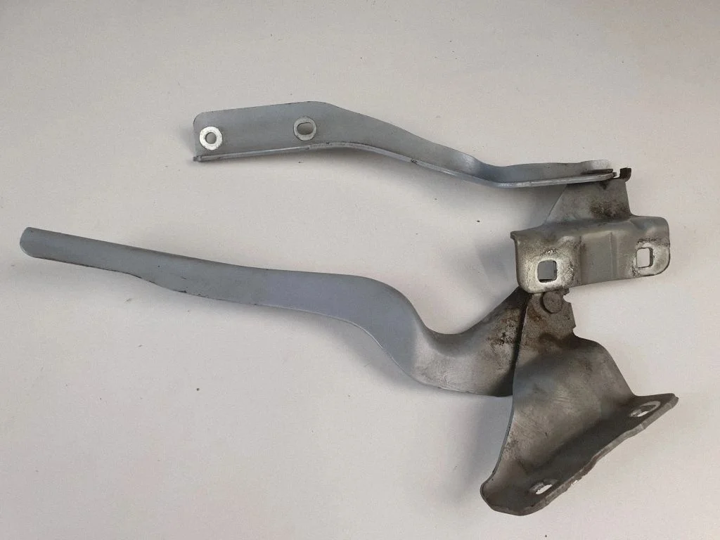 Engine bonnet/hood hinges