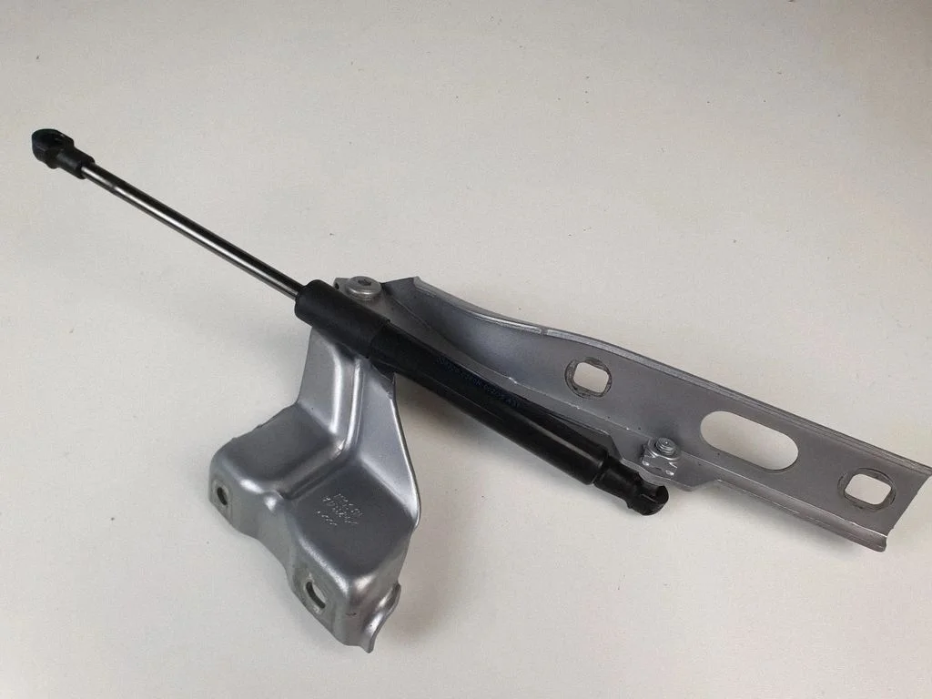 Engine bonnet/hood hinges 8R0823359A