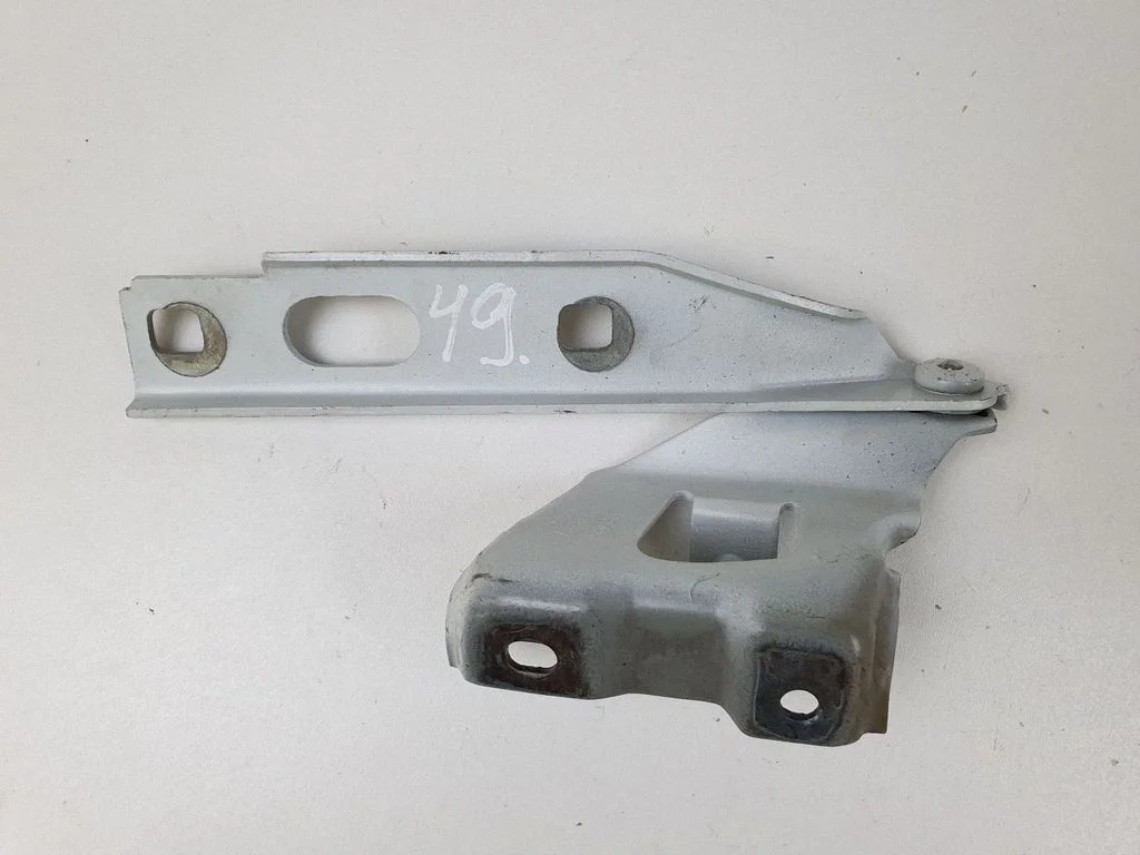Engine bonnet/hood hinges 8T0823302E