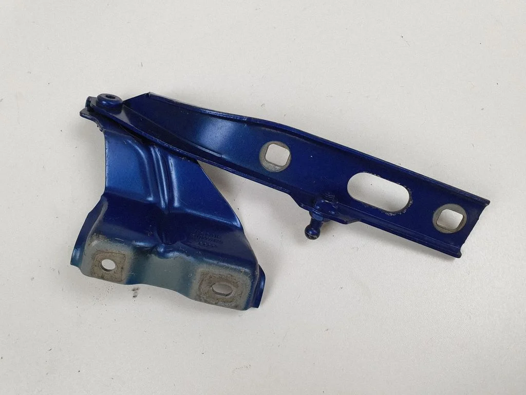 Engine bonnet/hood hinges 8R0823301A