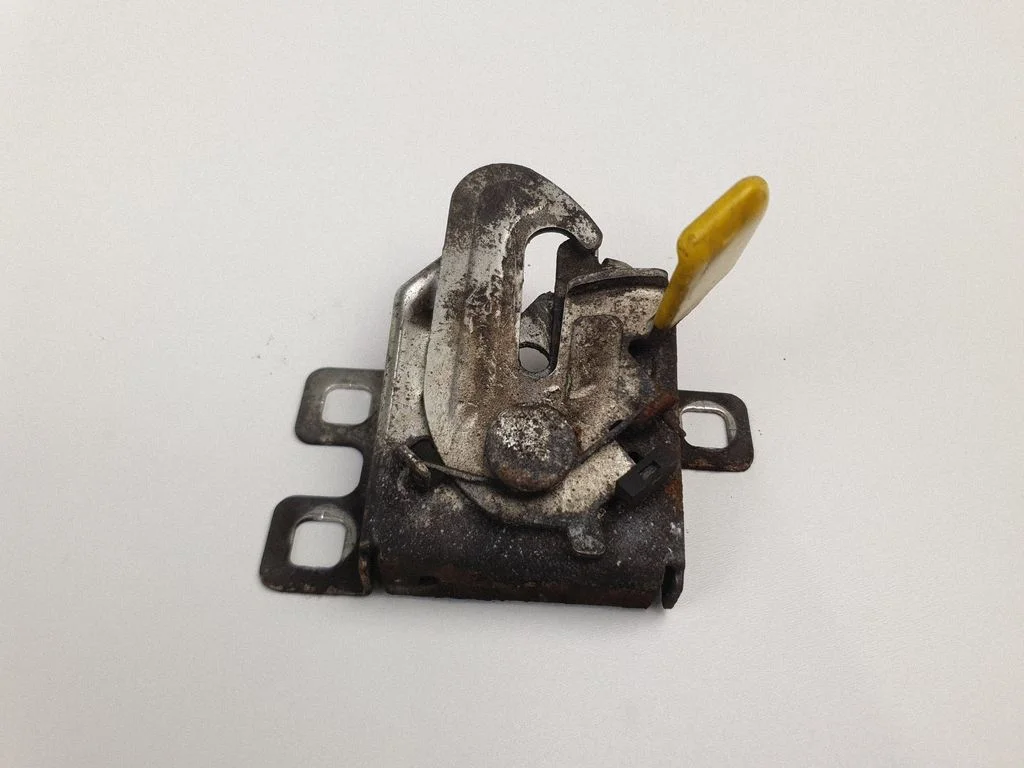 Engine bonnet/hood lock/catch