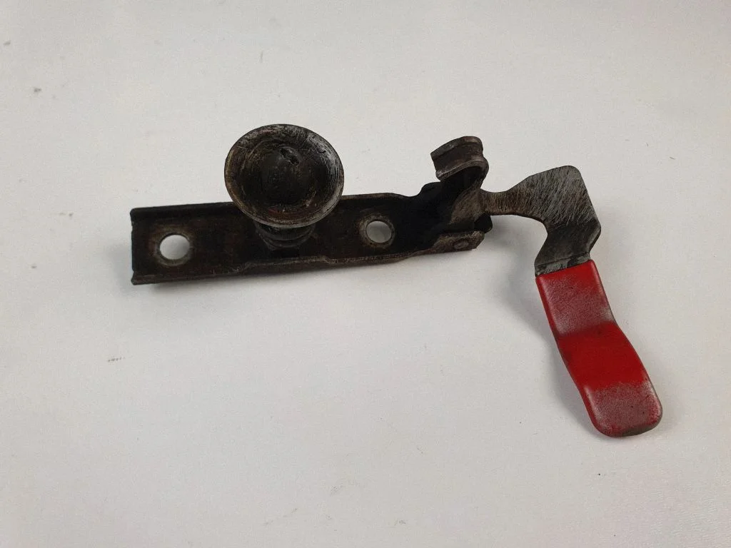 Engine bonnet/hood lock/catch