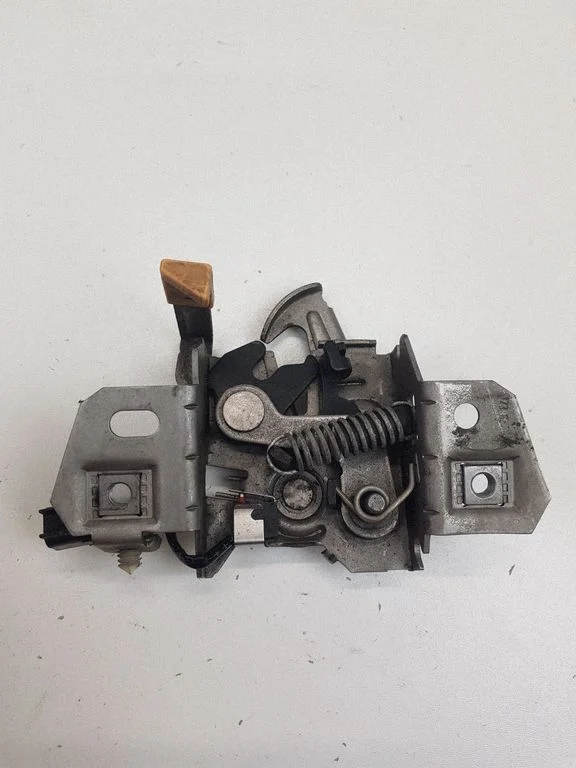Mootorikapoti lukk 30716530 – Volvo S40 (2004-2007)
