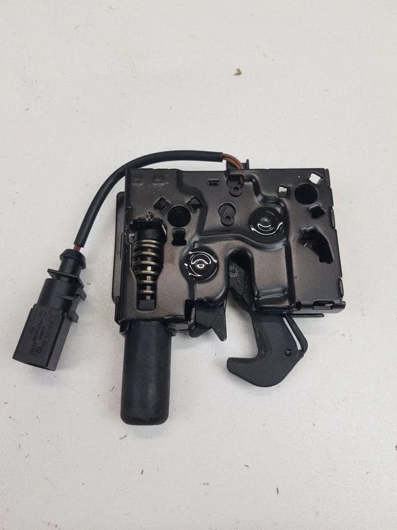 Mootorikapoti lukk 8W0823509C – Audi A5 (2016-2024)