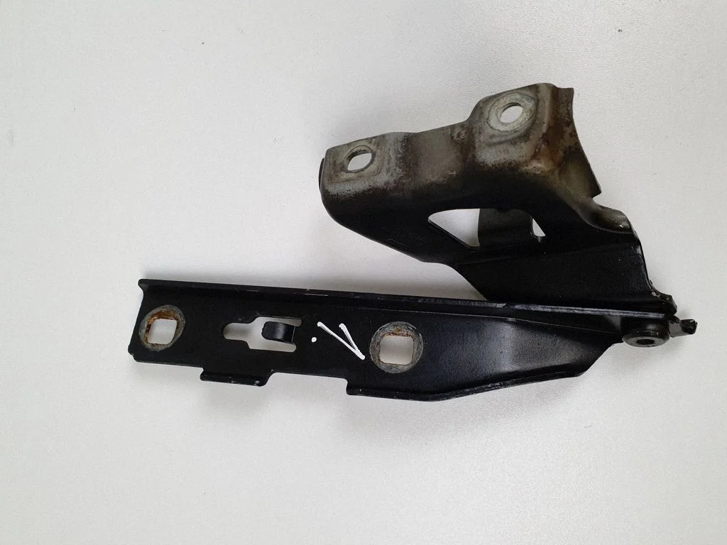 Engine bonnet/hood hinges 8K0823301D