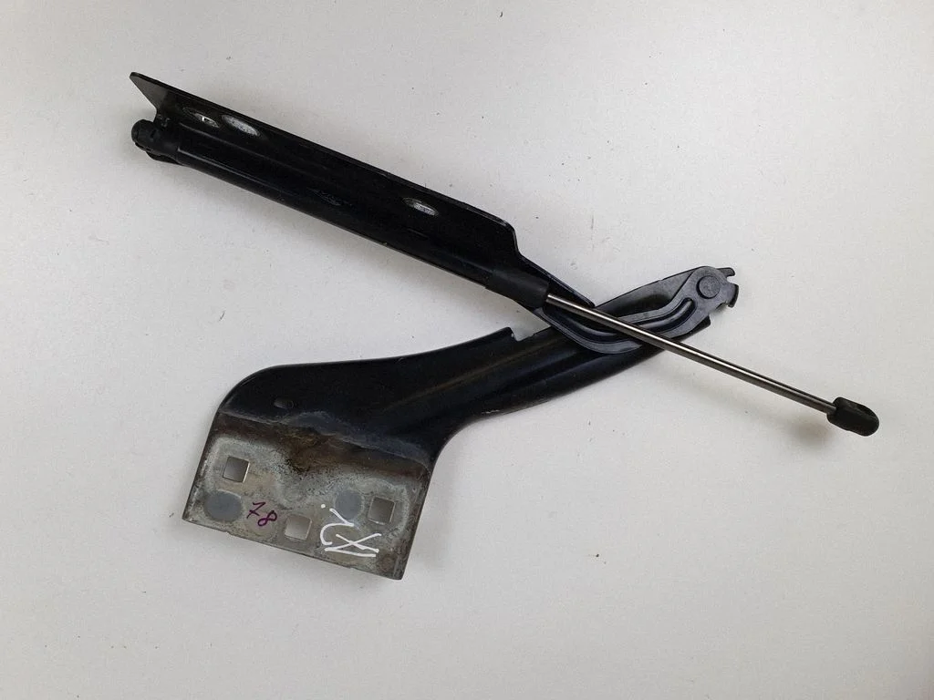 Engine bonnet/hood hinges HK8316801
