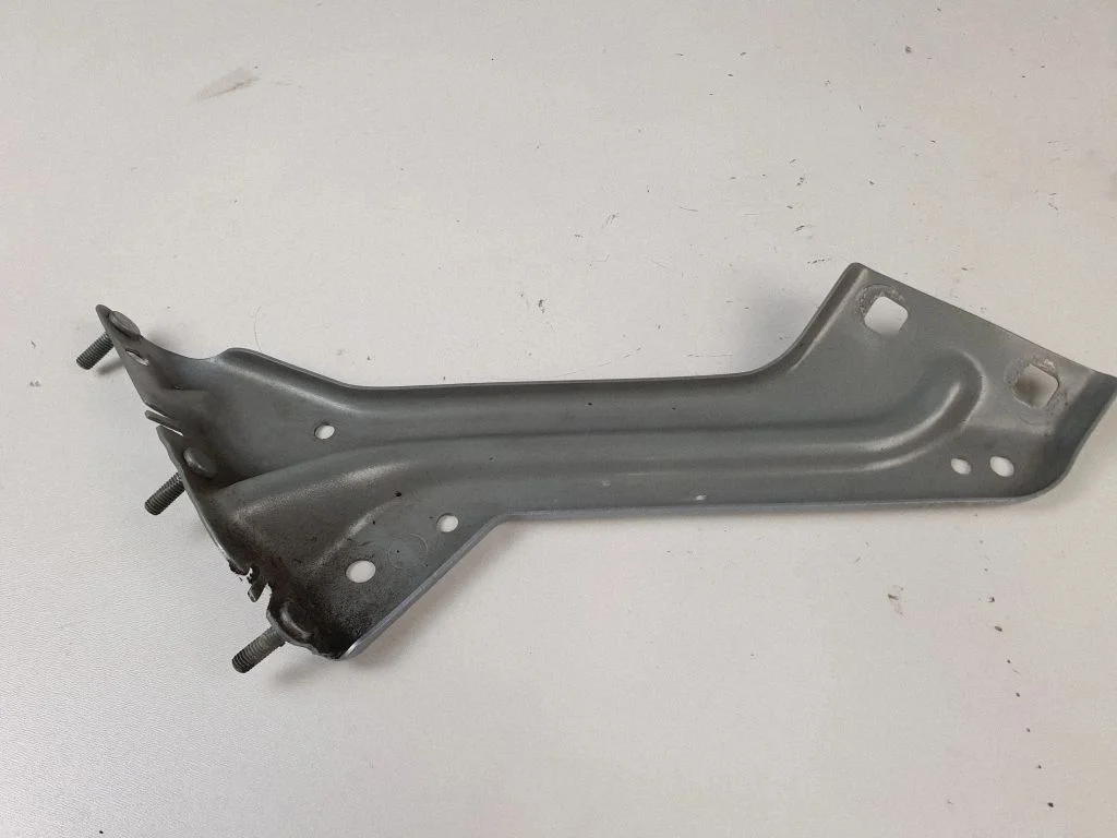 Poritiiva kinnitusklamber 8R0821135 – Audi Q5 SQ5 8R (2008-2017)