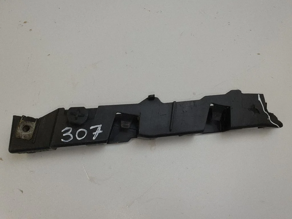 Fender mounting bracket – Citroen C4 I (2004-2010)