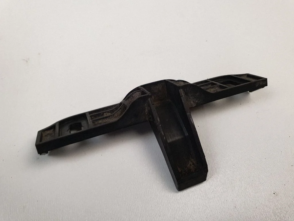 Rear bumper mounting bracket 8T8807861